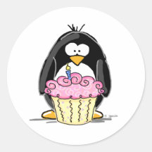 Pingüino del cumpleaños con la magdalena pegatinas redondas