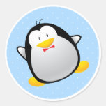 Pingüino lindo del dibujo animado que agita pegatinas  