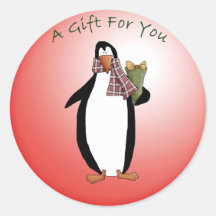 Pingüino lindo del navidad con el regalo de vacaci etiqueta