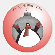Pingüino lindo del navidad con el regalo de vacaci etiqueta redonda