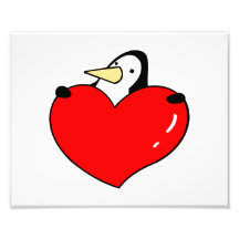 Pingüino que lleva a cabo diseño lindo del corazón fotos