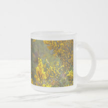 Pinzón del oro y flores amarillas taza de café