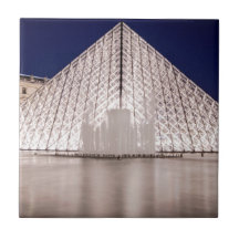 pirámide Francia París de la lumbrera en la noche Azulejo