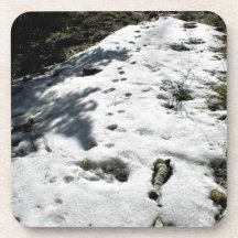 Pistas animales en nieve posavasos de bebida