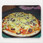 pizza vegetariana, con las aceitunas y el pimiento tapete de ratones