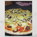 pizza vegetariana, con las aceitunas y el pimiento tarjeton