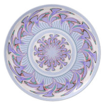 Placa azul de los corazones y de las flores de la  plato de comida
