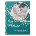 Planificador del boda con el cuaderno de encargo d cuadernos