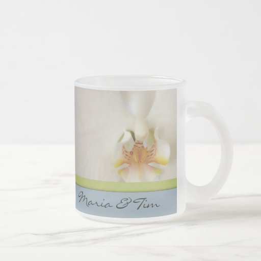 Plantilla blanca de la orquídea con acento azul y  taza de café