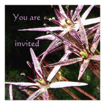 Plantilla púrpura de la invitación del allium