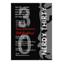 Plantilla roja blanca negra Nerdy de treinta cumpl Invitacion Personalizada