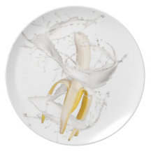 Plátano en chapoteo de la leche plato para fiesta