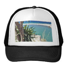 Playa con una palmera en Albania en un verano cali Gorro