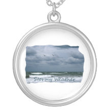 Playa tempestuosa con el texto de la imagen de las joyerias personalizadas