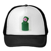 poca botella verde y flor rosada gorras de camionero