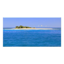 Poca isla arenosa en un mar de la turquesa impresion fotografica