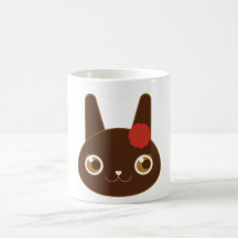 Poca taza negra del autorretrato del conejito