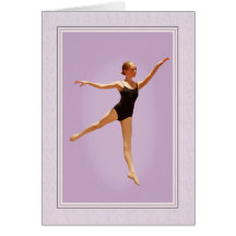 Poco bailarín de ballet en tarjeta rosada