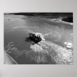 Poco barco rastreador, puerto de la bahía de Cardi Poster