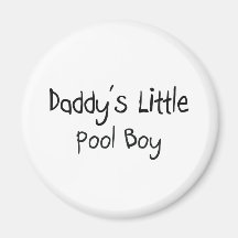 Poco muchacho de la piscina del papá iman