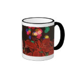 Pointsettia rojo y luces coloreadas brillantes taza de café