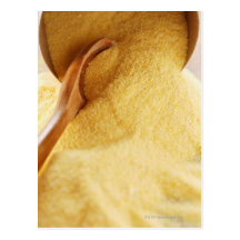Polenta con la cuchara y el cuenco de madera tarjeta postal