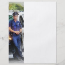 Policía en coche patrulla tarjetón