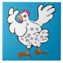 Pollo que agita sus alas azulejos