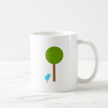 Polluelo debajo de una taza del árbol