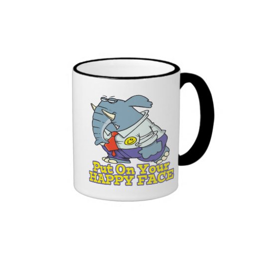 ponga su elefante feliz de la fachada de la cara taza de café