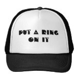 Ponga un anillo en él gorras