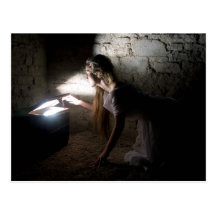 Postal de "Pandora" de Cyril Helnwein