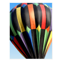 Postal del globo del aire caliente en vuelo