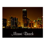 Postal del horizonte de la noche de Miami Beach la