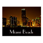 Postal del horizonte de la noche de Miami Beach la