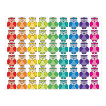 Postal - modelo lindo del búho del arco iris