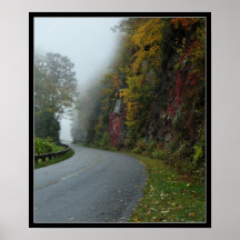 Poster de niebla del camino de la montaña del otoñ
