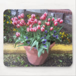 Pote de arcilla del tulipán de la primavera alfombrillas de ratón