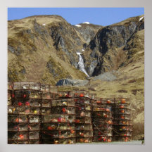 Potes de cangrejo apilados en almacenamiento en la posters