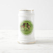 Potro y potro que juegan la taza de cerveza