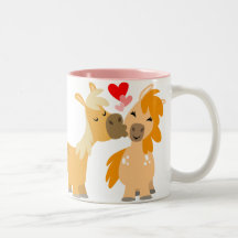 Potros lindos del dibujo animado en taza del amor