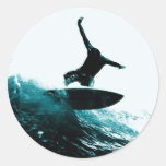 Practicar surf la onda etiqueta redonda