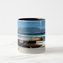 Presente la montaña con las tazas y las tazas de l