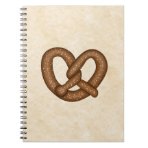Pretzel con el cuaderno beige de Bkgd