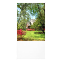 Primavera - casa suburbana con las azaleas tarjeta fotografica personalizada