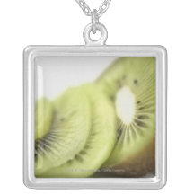 Primer de las rebanadas del kiwi joyería