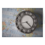 Primer de un reloj delante de un mapa tarjetas