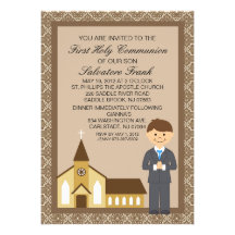 Primer muchacho de la comunión por la invitación d