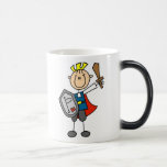 Príncipe el encantar con la taza de la espada y de