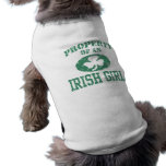 Propiedad de un chica irlandés camiseta de perrito